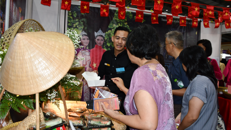 Indonesia: Ẩm thực Việt Nam hút khách quốc tế tại Hội chợ từ thiện lần thứ 54  (09/11/2023)