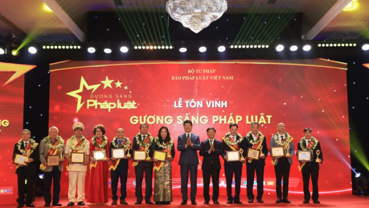 Vinh danh 50 gương sáng pháp luật Việt Nam năm 2023 (09/11/2023)