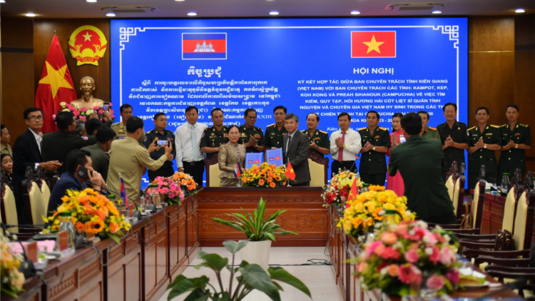 Kiên Giang: Ký kết hợp tác tìm kiếm, quy tập, hồi hương hài cốt liệt sĩ, quân tình nguyện và chuyên gia Việt Nam hi sinh tại Campuchia (15/11/2023)