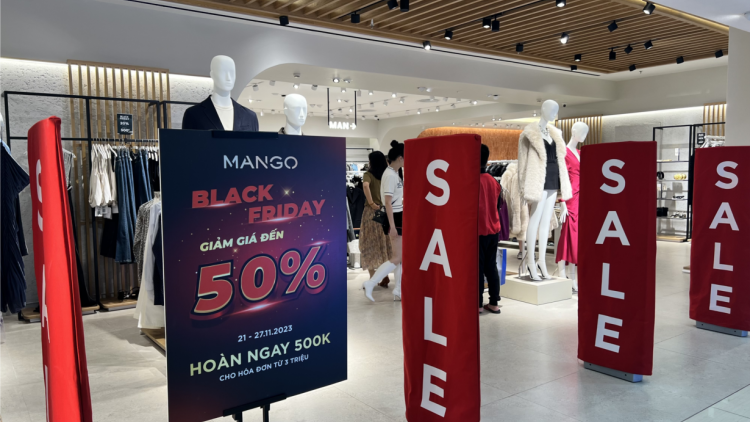 Bùng nổ khuyến mại, nhiều cửa hàng giảm giá đến 80% dịp Black Friday (24/11/2023)
