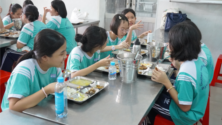 Giám sát bữa ăn bán trú, không chỉ từ phía trường học (2/11/2023)