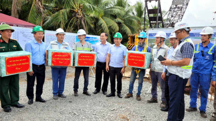 Bộ trưởng Bộ GTVT Nguyễn Văn Thắng kiểm tra công trình cầu Rạch Miễu 2 (17/11/2023)