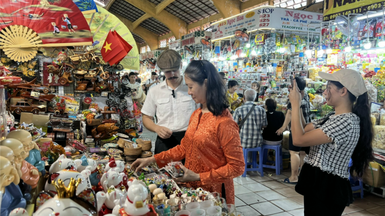 Có khoảng 100 người nổi tiếng (KOLs), TikToker quảng bá cho chợ Bến Thành (14/12/2023)