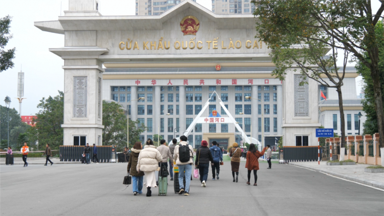Nhộn nhịp hoạt động xuất nhập cảnh dịp cuối năm (26/12/2023)