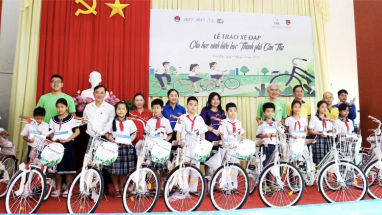 Cần Thơ: Trao xe đạp – hoàn thành ước mơ đến trường cho học sinh khó khăn (9/12/2023)