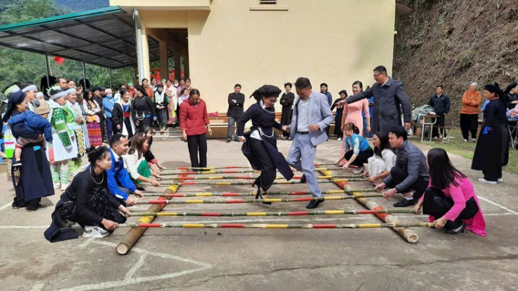 Những lá đơn xin thoát nghèo của người Mông ở Cốc Lào  (07/12/2023)