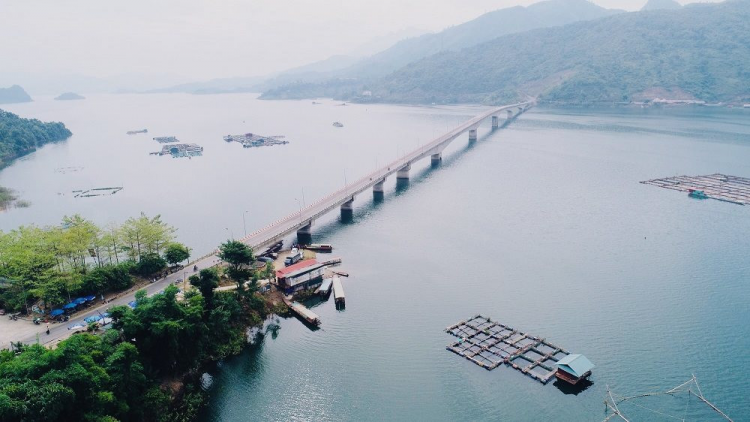 Niềm hạnh phúc của những du khách khi ghé thăm lòng hồ Quỳnh Nhai - “biển xanh trong lòng núi” Sơn La (23/2/2023)