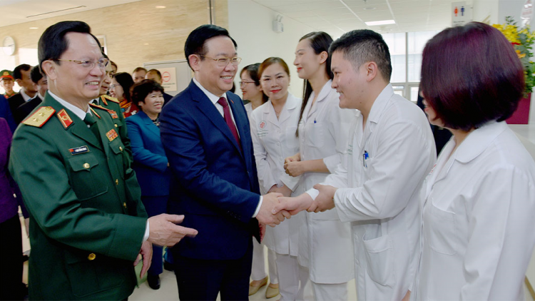 THỜI SỰ 18H CHIỀU 27/2/2023: Chủ tịch QH Vương Đình Huệ thăm, chúc mừng cán bộ y bác sĩ BV Trung ương Quân đội 108