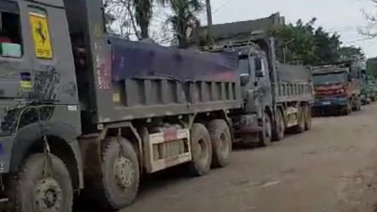 Thanh Hoá: Người dân chặn xe chở đất làm cao tốc Bắc - Nam (16/2/2023)