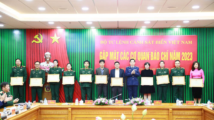 Hình ảnh Cảnh sát biển gần gũi quần chúng nhân dân hơn thông qua báo chí (10/2/2023)