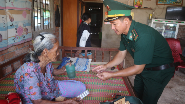 Bác sỹ quân hàm xanh Sóc Trăng nặng lòng với đồng bào Khmer vùng ven biển (25/2/2023)
