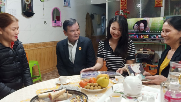 Cất sách vở, nữ sinh viên lên đường nhập ngũ (6/2/2023)