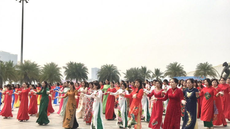 Hưởng ứng tuần lễ áo dài: Hơn 1000 chị em diễu hành “Sắc xuân xuống phố” (5/3/2023)
