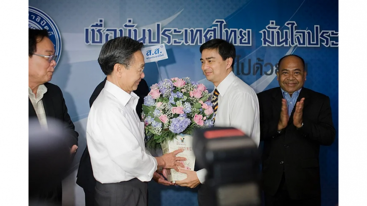 Các cựu Thủ tướng tham gia vận động tranh cử, tăng cường sức mạnh cho chính đảng lâu đời nhất Thái Lan (22/3/2023)