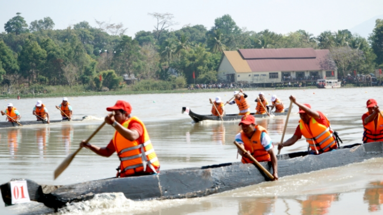 Đắk Lắk: Sôi nổi Hội đua thuyền độc mộc trên hồ Lắk (12/3/2023)