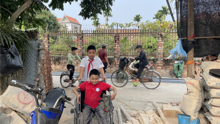 Nâng đỡ đôi chân tật nguyền tới trường (14/3/2023)