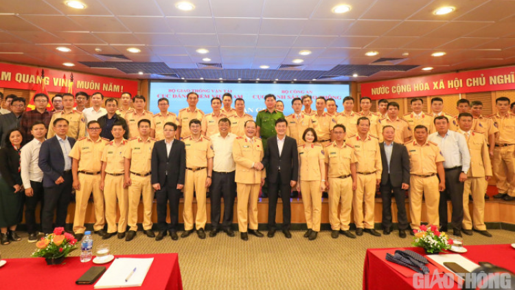 Tăng cường 50 cán bộ CSGT hỗ trợ các trung tâm đăng kiểm quá tải (11/3/2023)