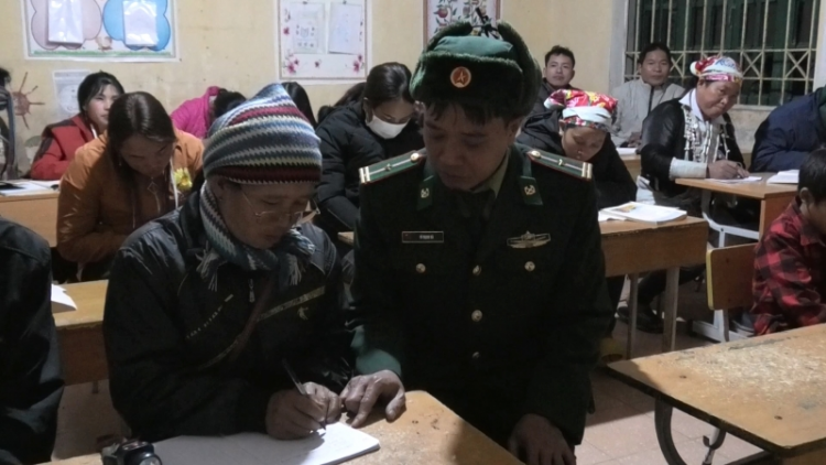 Lớp xóa mù chữ ban đêm trên bản Nậm Giang (29/3/2023)