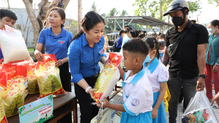 Tuổi trẻ Cần Thơ góp sức chăm lo trẻ em và xây dựng nông thôn mới (20/3/2023)