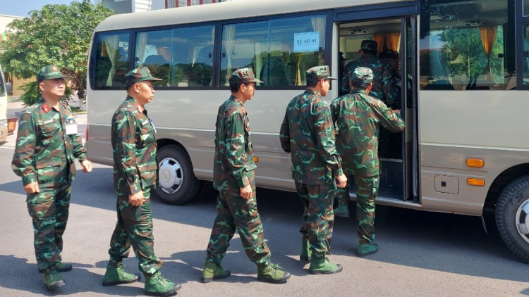 19 kiểm định viên quân đội hỗ trợ các trung tâm đăng kiểm ở phía Nam (21/3/2023)