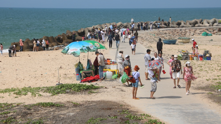 Nườm nượp khách du lịch về với vùng biển Bình Thuận (30/4/2023)