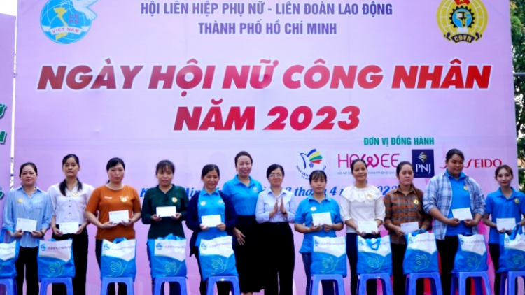 TP HCM: 600 phần quà cho nữ công nhân lao động có hoàn cảnh khó khăn (23/4/2023)