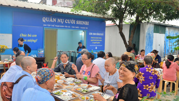 Quán cơm Nụ cười Shinbi mang niềm vui tới bệnh nhân ung thư (10/4/2023)