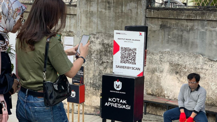 Số hóa tại Indonesia: Người hát rong ven đường cũng sử dụng mã QR để nhận tiền tip (12/4/2023)