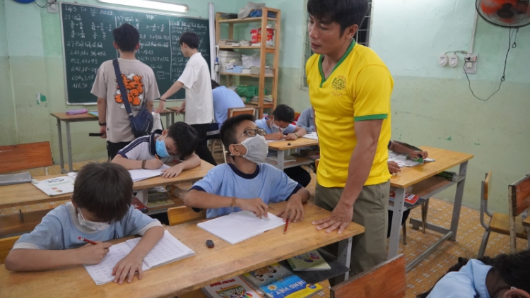 Lớp học tình thương của anh bảo vệ tổ dân phố (16/4/2023)