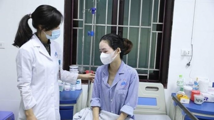 Cảnh báo của thầy thuốc da liễu khi người bệnh liên tục gặp biến chứng làm đẹp!