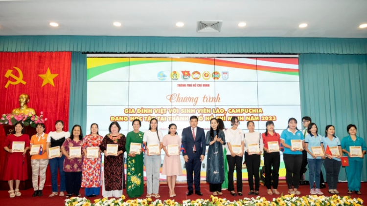 102 sinh viên Lào, Campuchia về với các gia đình Việt (27/5/2023)