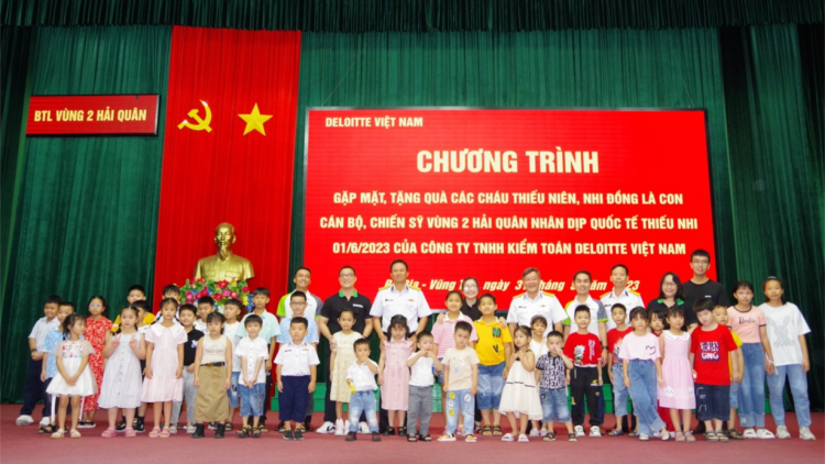 Vùng 2 Hải quân chăm lo, tặng quà các cháu thiếu nhi (31/05/2023)