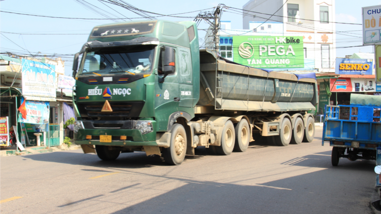 Mất an toàn giao thông từ xe tải chở vật liệu công trình trọng điểm (28/5/2023)