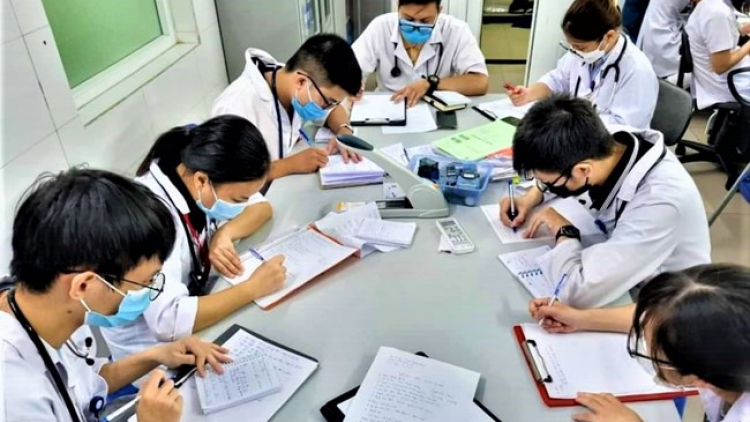Xét tuyển y khoa bằng môn Ngữ văn: Lo ngại chất lượng (27/5/2023)