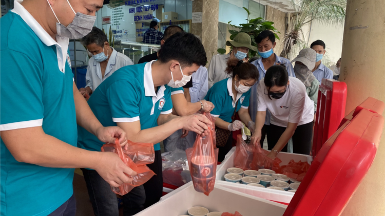 “Nồi cháo từ thiện Hồng Tiến” - hiến trọn tấm lòng cho người nghèo (05/05/2023)