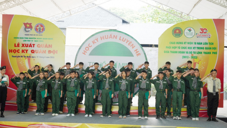 Trẻ em tại TP.HCM háo hức tham gia học kỳ quân đội (21/6/2023)