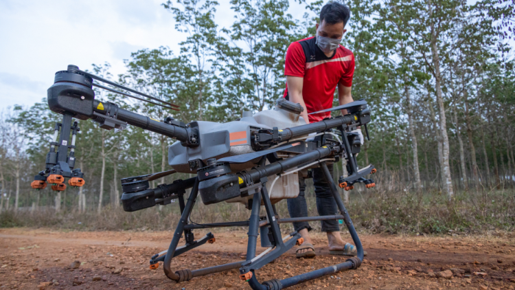 Nông dân Đắk Lắk dùng thiết bị bay không người lái chăm sóc cây trồng (27/6/2023)