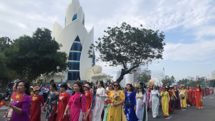 Khánh Hòa: Hơn 6.000 phụ nữ  mặc áo dài xuống phố chào mừng Festival Biển (4/6/2023)