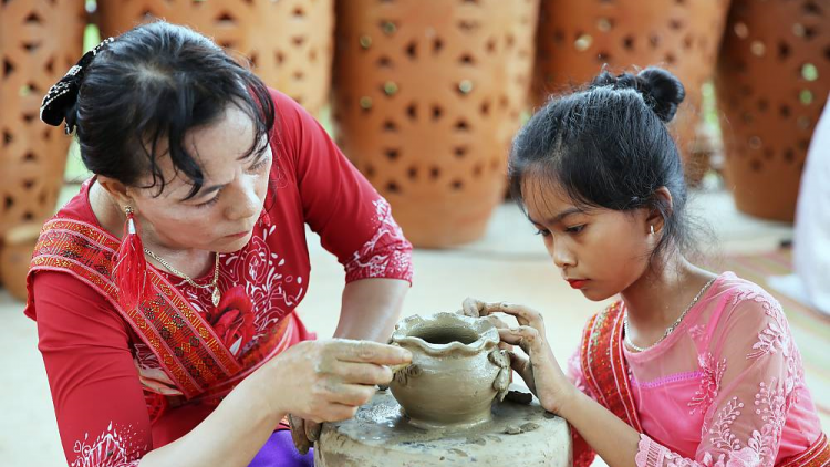 Cơ hội mới cho làng nghề gốm Chăm truyền thống (30/6/2023)