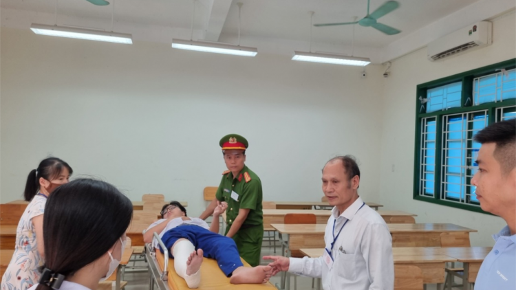 Quảng Trị: Thí sinh bị gãy chân trên đường đi thi được bố trí phòng thi riêng (02/6/2023)