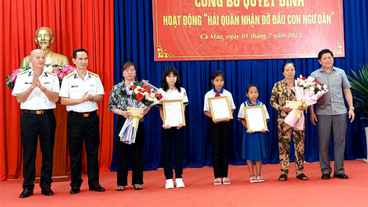 Hoạt động đỡ đầu con ngư dân: Thắt chặt tình cảm Hải quân và ngư dân (1/7/2023)