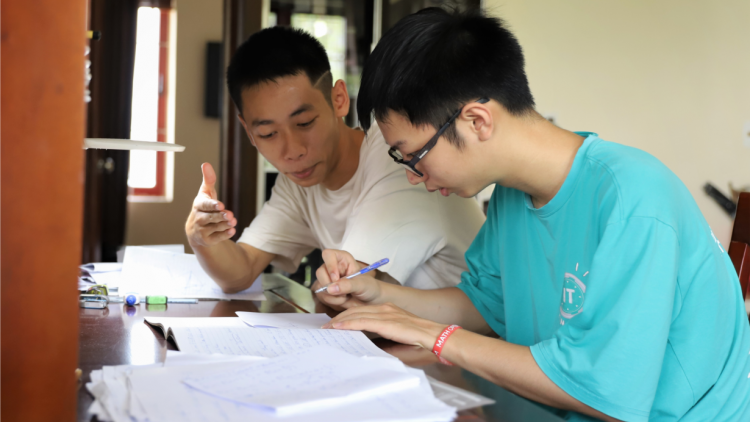 2 anh em ruột cùng giành HCV Toán quốc tế: Thắng không kiêu, bại không nản (16/7/2023)