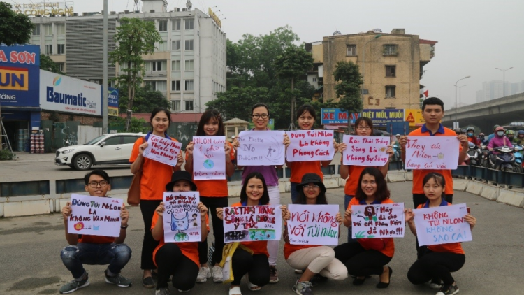 “Dùng túi nilon là không phong cách”- thông điệp mà các bạn trẻ gửi tới cộng đồng nhằm xây dựng một môi trường trong sạch (14/7/2023)