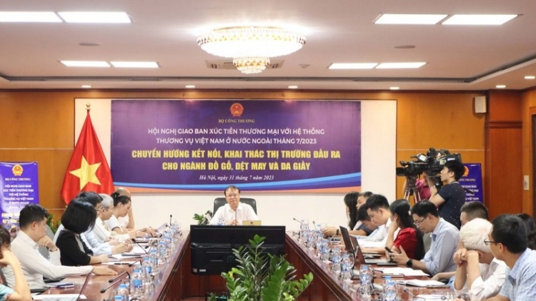Tìm giải pháp gỡ khó cho xuất khẩu mặt hàng đồ gỗ, dệt may và da giày (31/7/2023)
