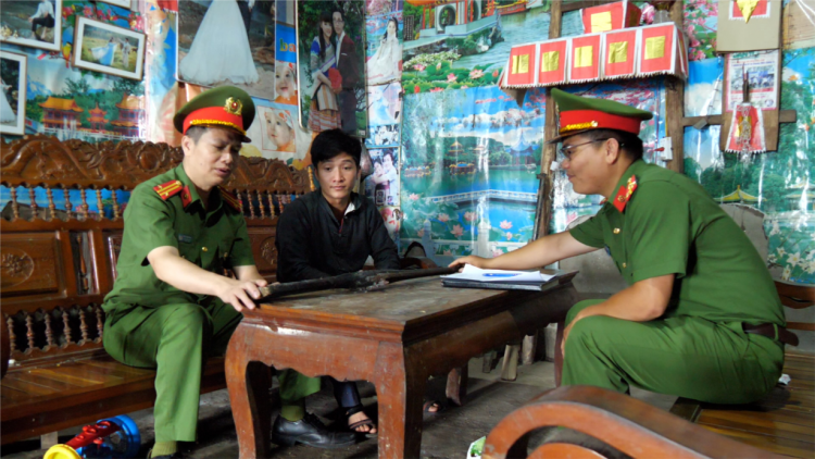 Người dân vùng cao Lào Cai  chủ động giao nộp vũ khi tự chế (11/7/2023)