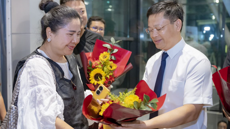 Đón chuyến bay đầu tiên từ thành phố Côn Minh, Trung Quốc đến Huế (02/7/2023)