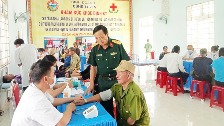 Công ty 715 (Binh đoàn 15) khám bệnh, phát thuốc cho đối tượng chính sách tại các xã biên giới tỉnh Gia Lai (25/7/2023)