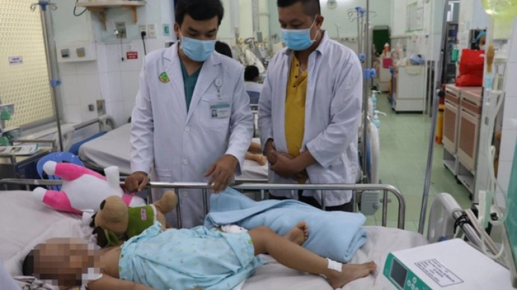 Cứu sống bé gái mắc tay chân miệng nặng bằng kỹ thuật ECMO (6/8/2023)