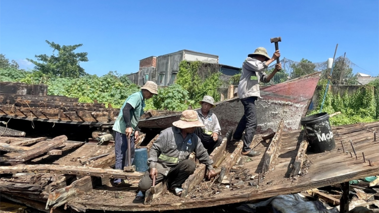 Những chiếc tàu cá tiền tỉ bị đem bán phế liệu (16/8/2023)