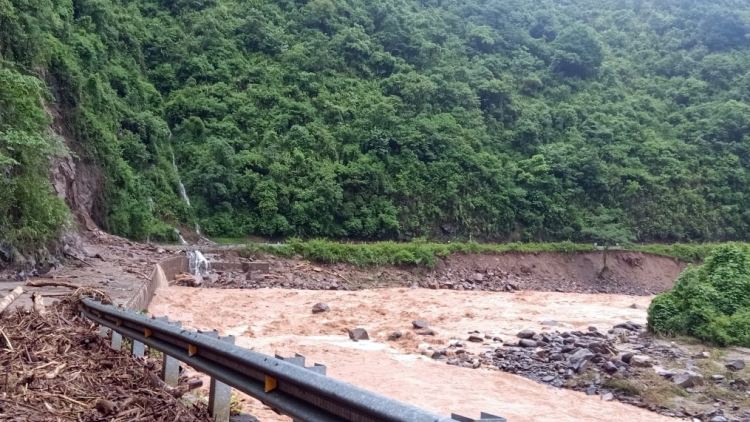 Khẩn trương khắc phục các tuyến đường sạt lở ở Tây Bắc (07/8/2023)